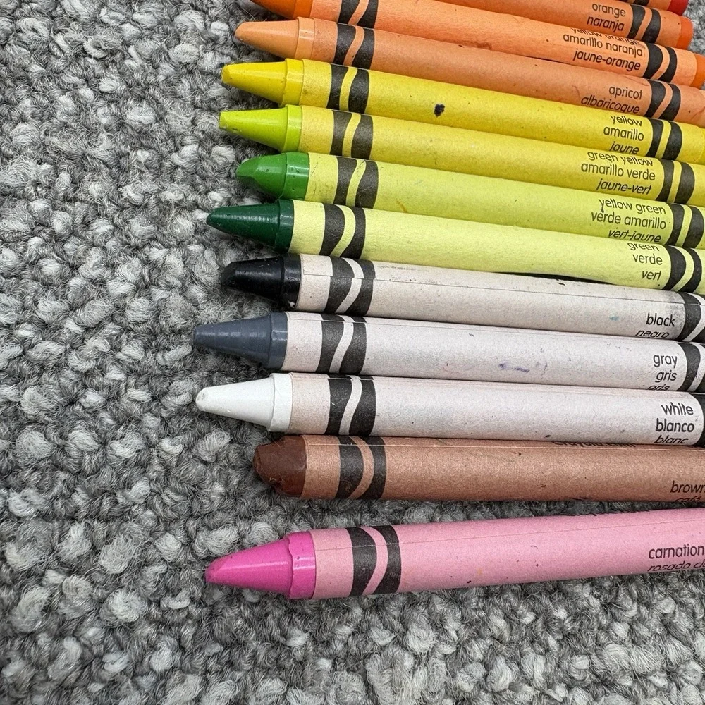 Crayola Introducing Bluetiful 24 Pack Crayons EUC 2017